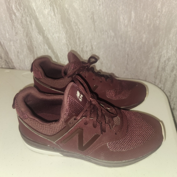 New Balance 574 Burgundy Men's Size 6.5 - Picture 2 of 6